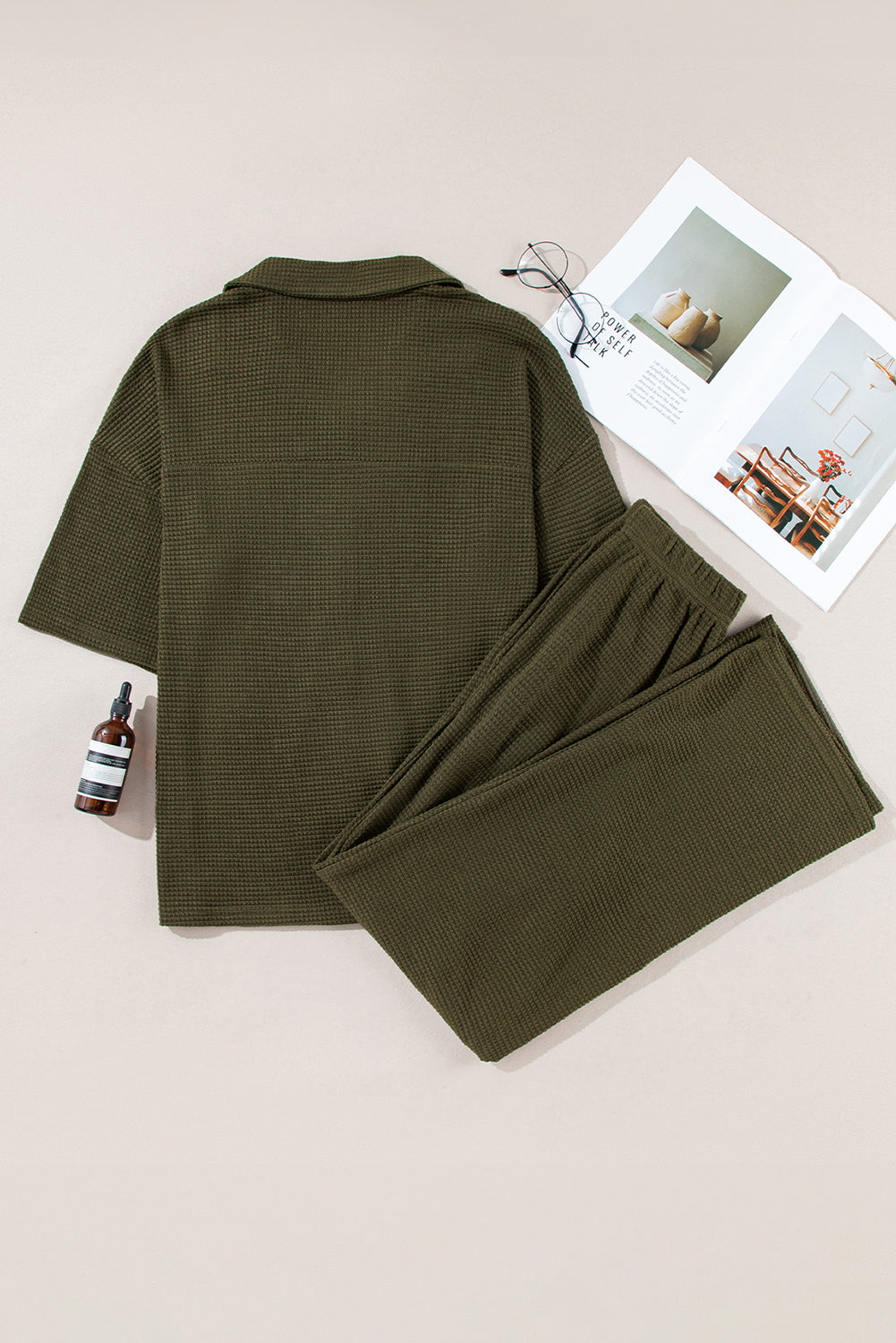 Set aus Hemd mit Knöpfen und Freizeithose mit vierblättrigem Kleeblatt, einfarbig und strukturiert