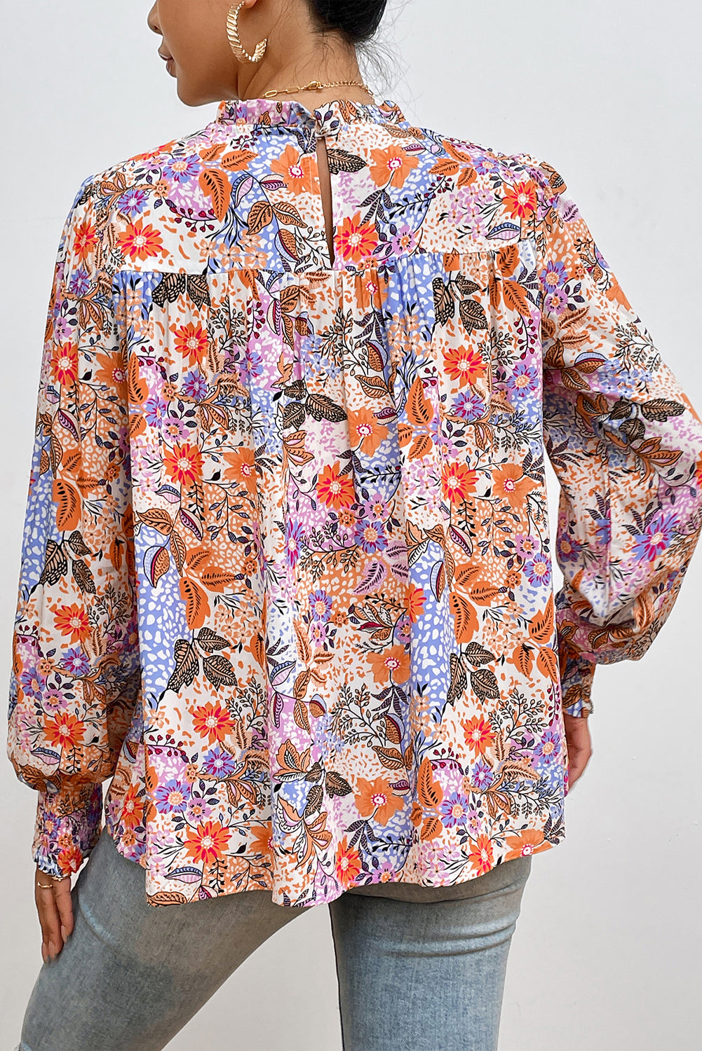 Mehrfarbige Bluse mit Blumenmuster, Bischofsärmeln und Rüschen am Rundhalsausschnitt
