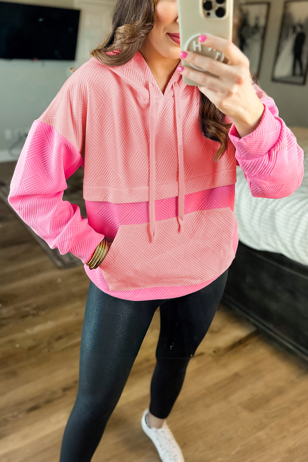 Rosafarbener Hoodie mit strukturiertem Farbblockdesign und Kängurutasche und überschnittener Schulter