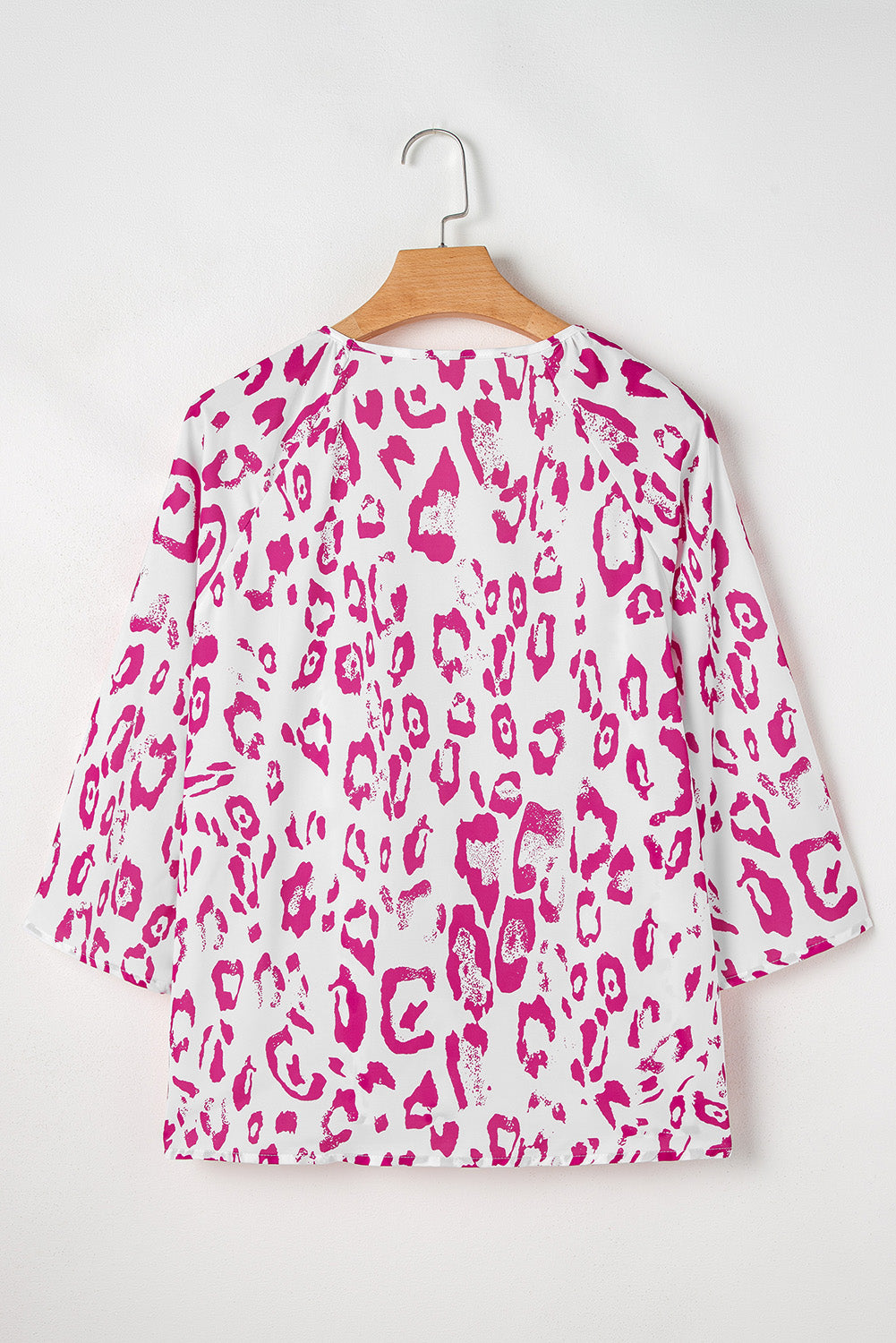 Rosa Bluse mit Leopardenmuster, gerüschtem V-Ausschnitt und 3/4-Ärmeln