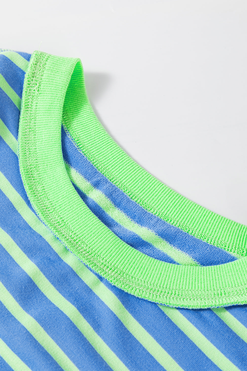 Himmelblaues gestreiftes High-Low-Pullover-Tunika-Sweatshirt mit Kontrastbesatz