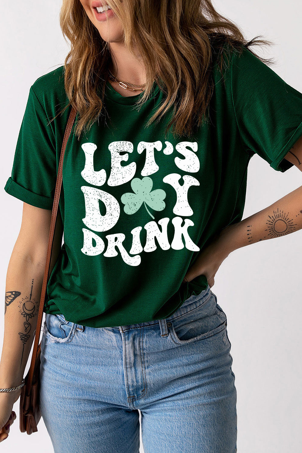 Grünes T-Shirt mit Rundhalsausschnitt und „Let's Day Drink“-Kleeblatt-Print