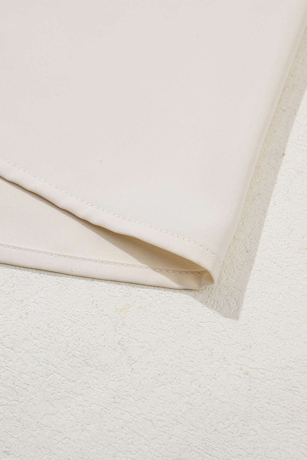 Haferflockenfarbenes Patchwork-Oberteil mit V-Ausschnitt und geometrischem Kontrastdruck in Übergröße