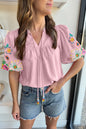 Rosa Bluse mit Blumenstickerei, Puffärmeln und Schlitz am Ausschnitt