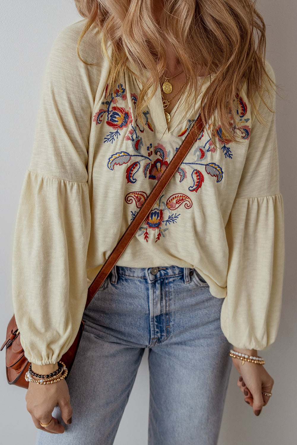 Aprikosenfarbene Bluse mit V-Ausschnitt und Paisley-Blumenstickerei