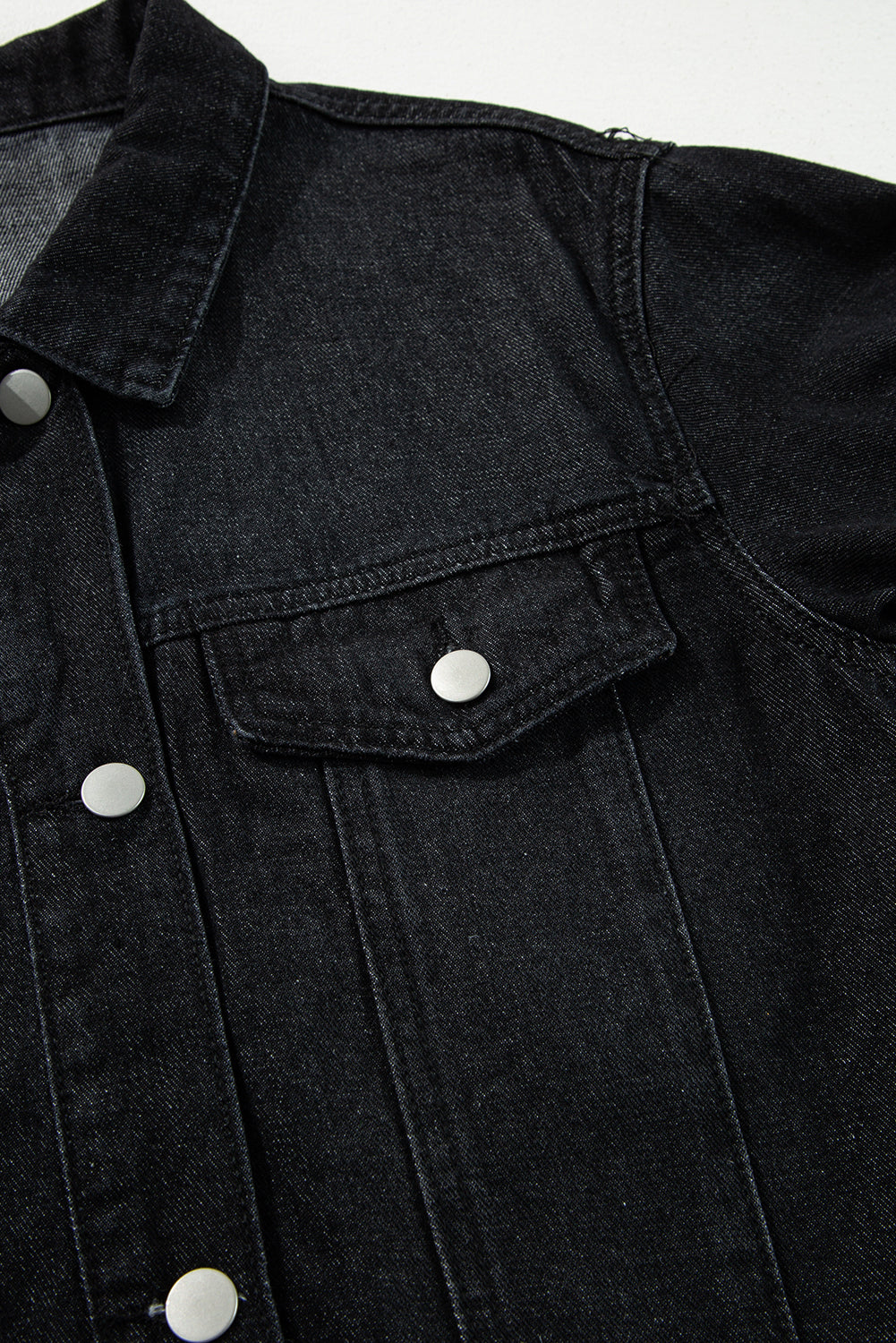 Schwarze, gerüschte, kurzärmlige Jeansjacke mit ungesäumten Kanten