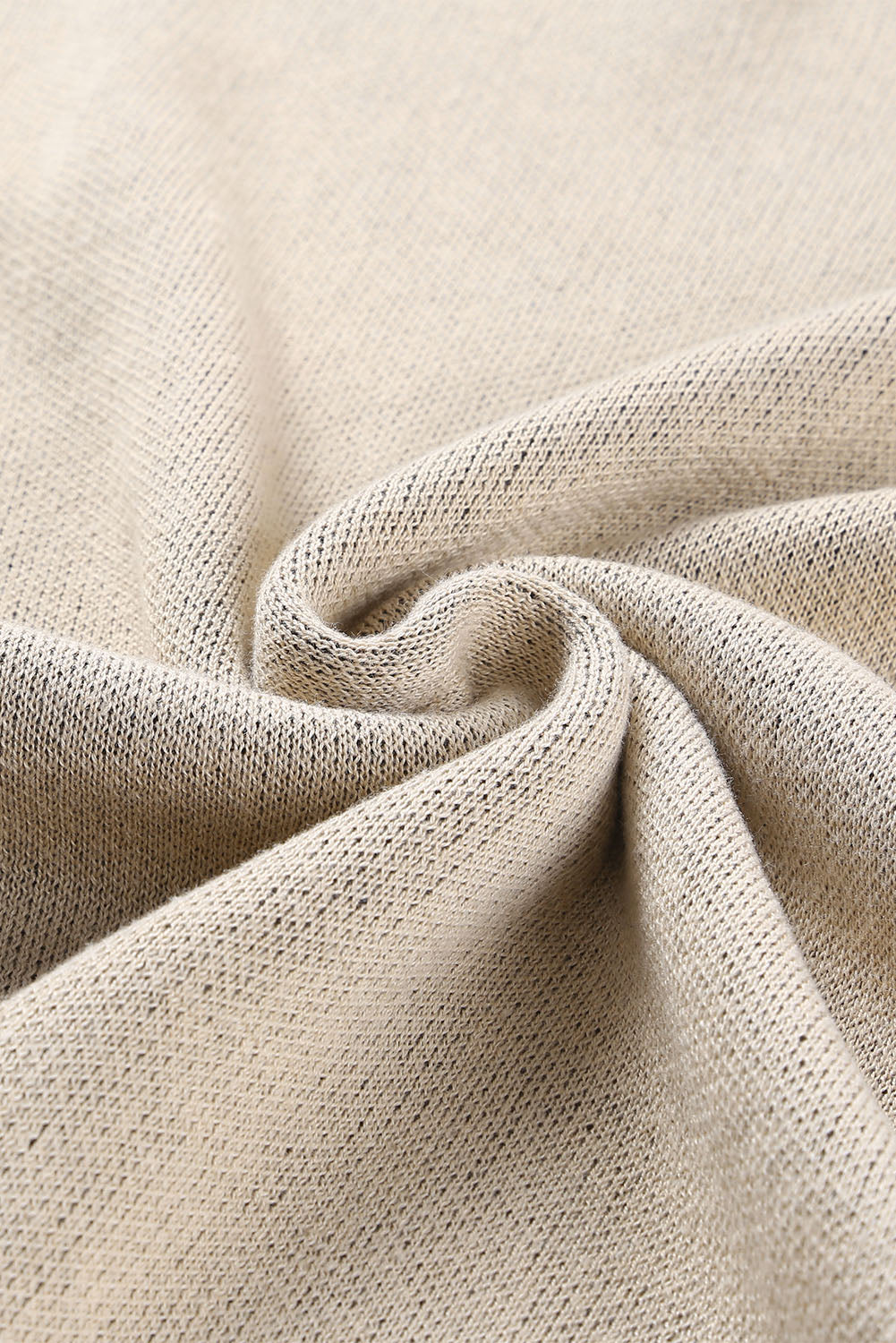 Khakifarbener Oversize-Pullover mit Leopardenmuster und hohem Kragen sowie Seitenschlitz