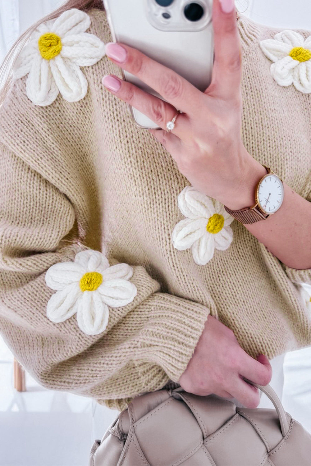 Grobstrickpullover mit Häkelmuster und Blumenmuster