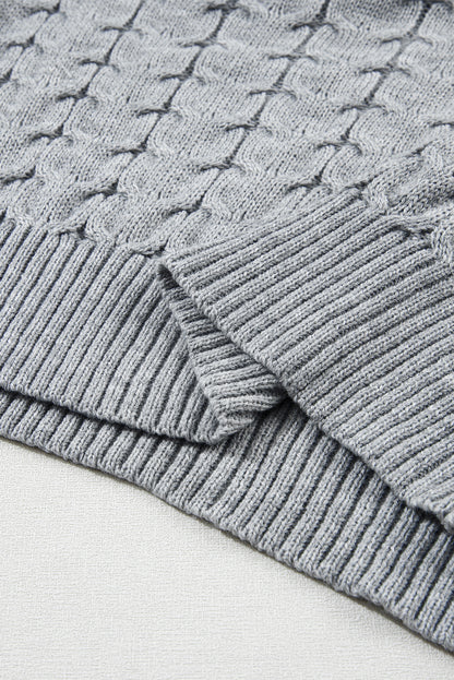 Mittelgrauer Rollkragenpullover mit Fledermausärmeln und Zopfmuster