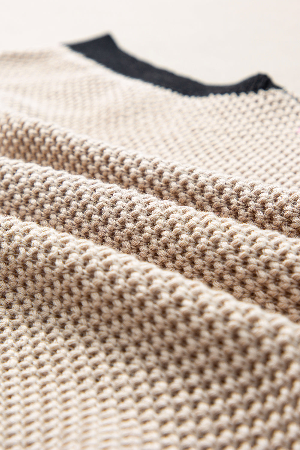 Helles französisches beiges Pullover-Oberteil mit Rundhalsausschnitt und Fledermausärmeln und Kontrastbesatz