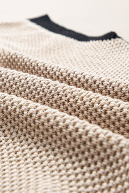 Helles französisches beiges Pullover-Oberteil mit Rundhalsausschnitt und Fledermausärmeln und Kontrastbesatz