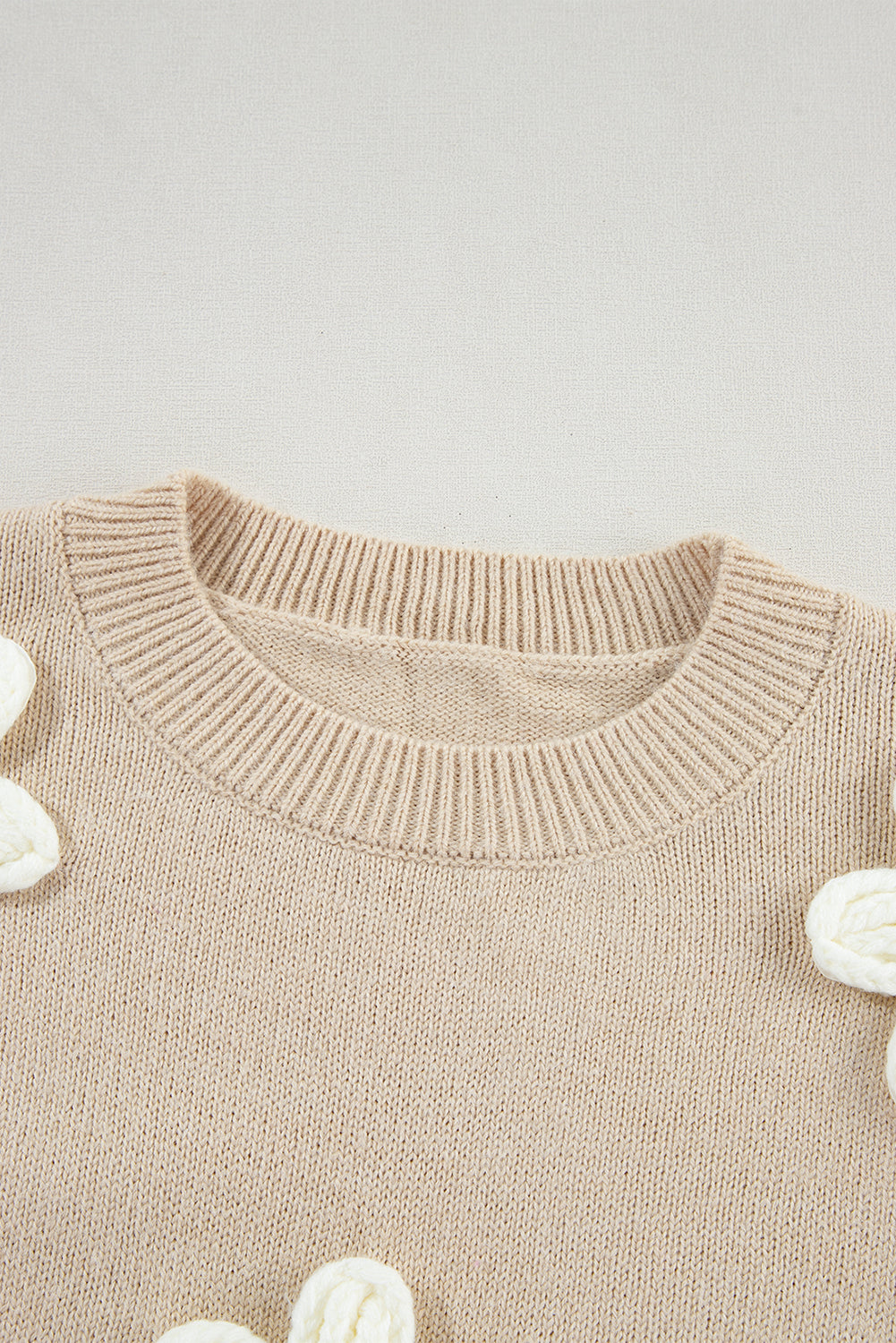Grobstrickpullover mit Häkelmuster und Blumenmuster