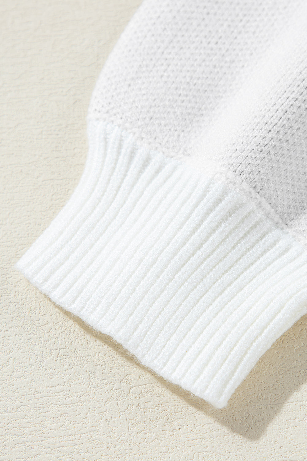 Weißer Pullover mit Stehkragen und halblangem Reißverschluss und Blumenmuster