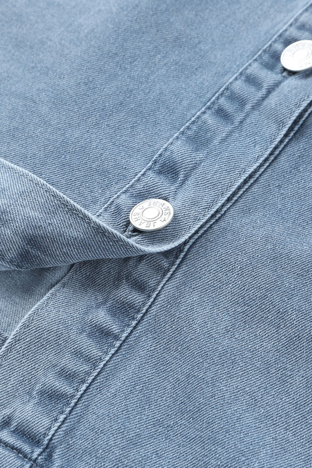Himmelblaues, geknöpftes, langärmliges Mini-Jeanskleid