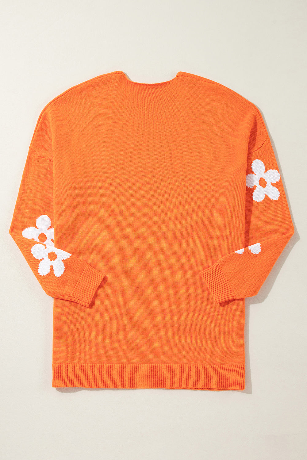 Orangefarbener, lockerer Strickcardigan mit Blumenmuster und offener Vorderseite
