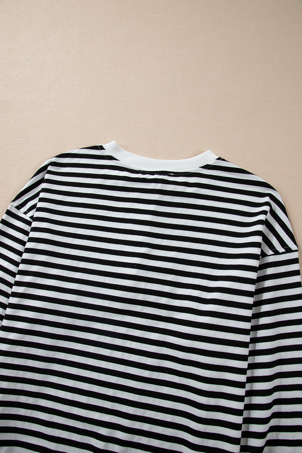 Weißes, gestreiftes, farbiges Block-Sweatshirt mit Rundhalsausschnitt und Knöpfen