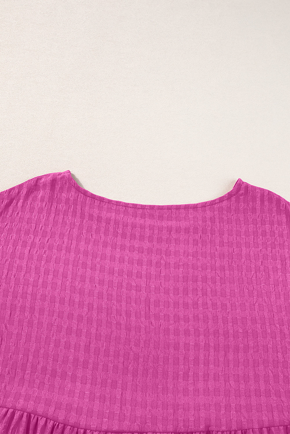 Rosarotes strukturiertes Minikleid mit Rüschen und kurzen Ärmeln