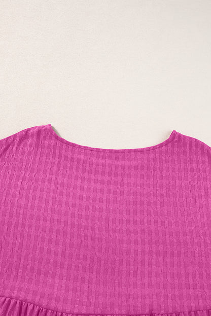 Rosarotes strukturiertes Minikleid mit Rüschen und kurzen Ärmeln