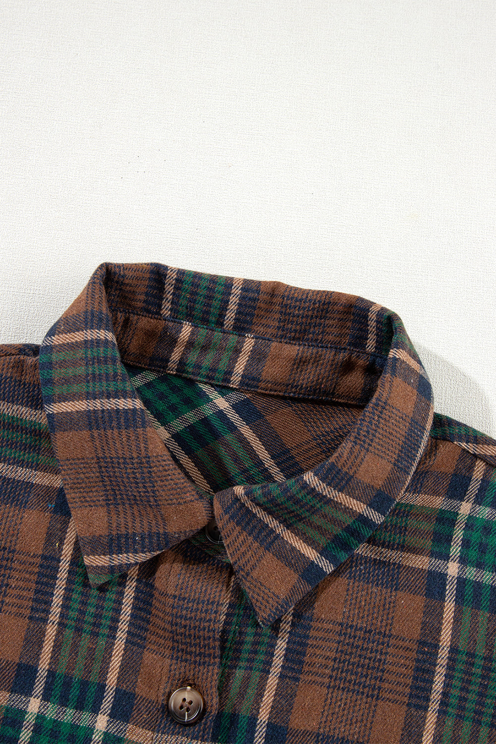 Braune Hemdjacke mit Karomuster und Brusttaschen mit Knöpfen