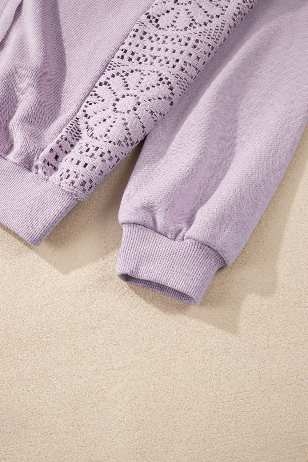 Sweatshirt mit geripptem Saum und sichtbaren Nähten im Orchid Petal-Strick-Häkelmuster