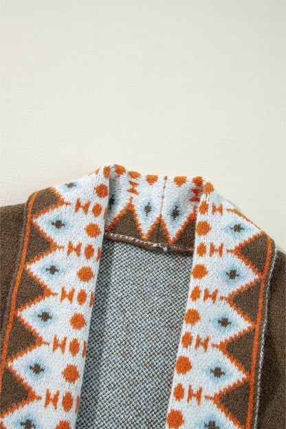 Braune Strickjacke mit offenem Vorderteil und Aztekenmuster