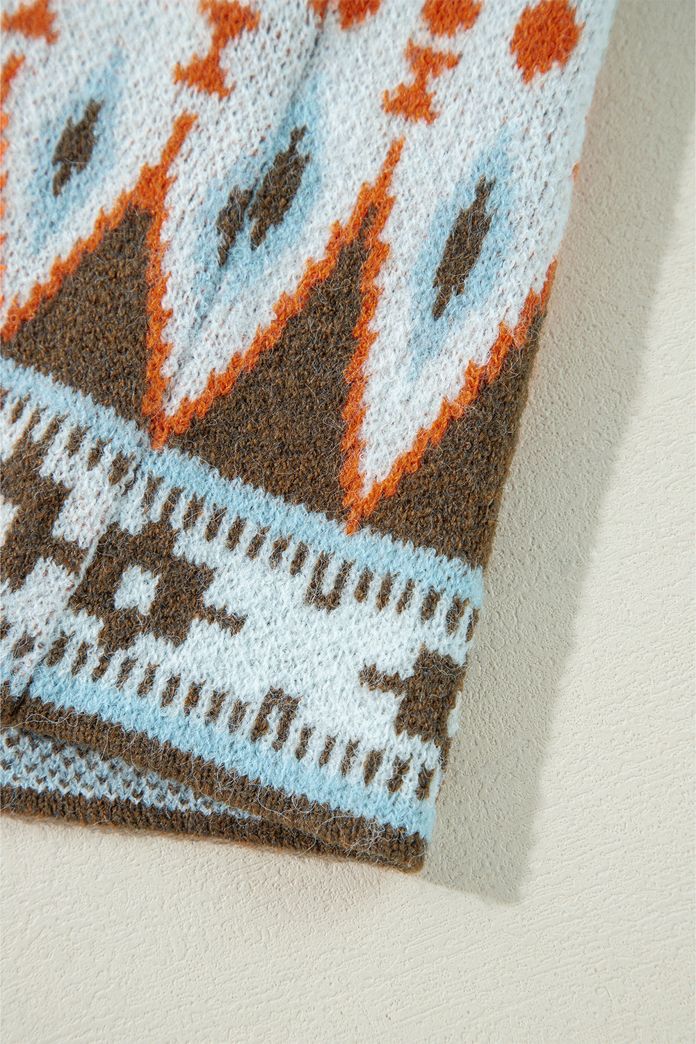 Braune Strickjacke mit offenem Vorderteil und Aztekenmuster