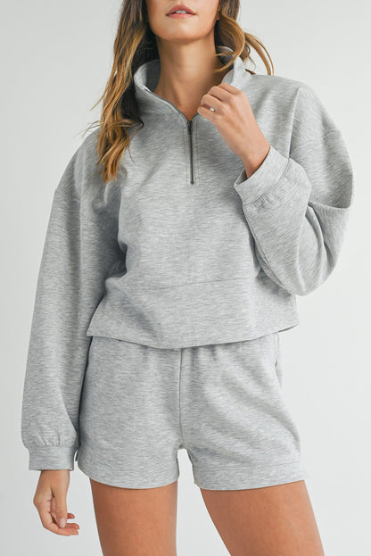 Hellgraues Set aus Sweatshirt und Shorts mit Stehkragen und Reißverschluss