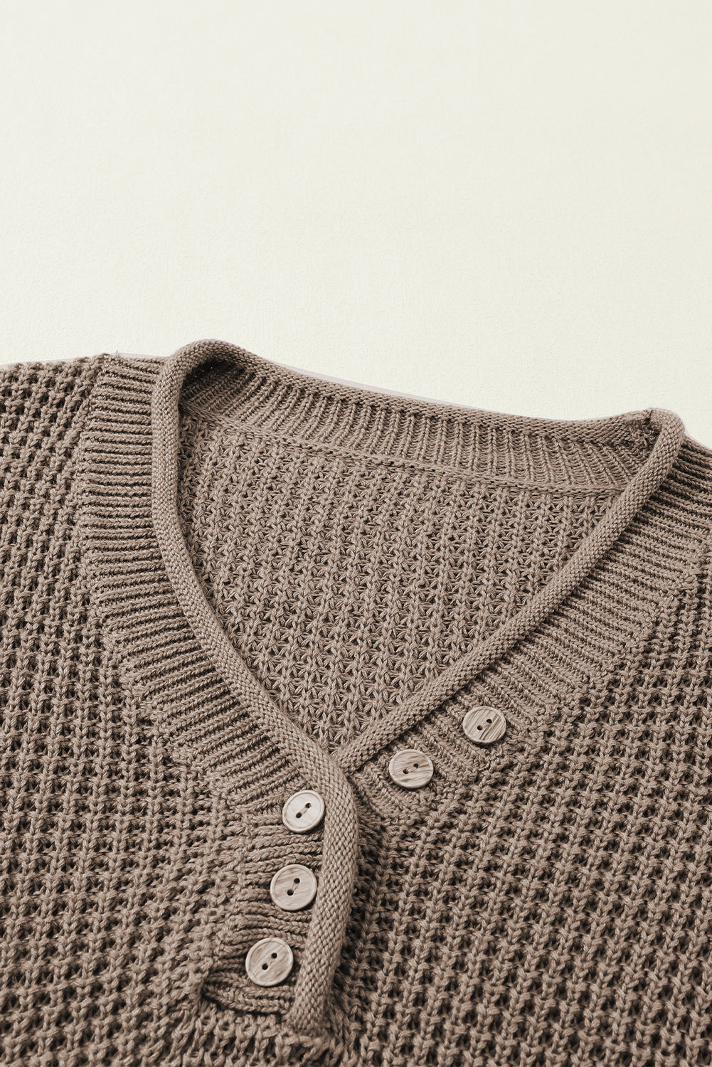 Khakifarbener Pointelle-Strickpullover mit Knöpfen und V-Ausschnitt und überschnittener Schulter