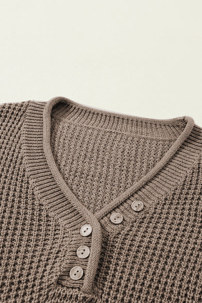 Khakifarbener Pointelle-Strickpullover mit Knöpfen und V-Ausschnitt und überschnittener Schulter