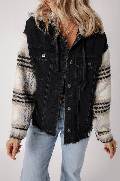 Schwarze Jeansjacke mit Kapuze und karierten Ärmeln und ausgefranstem Saum
