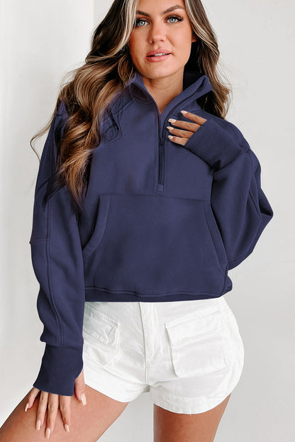 Marineblaues Sweatshirt mit Stehkragen und Reißverschluss und Daumenlöchern an den Ärmeln und Fleecefutter