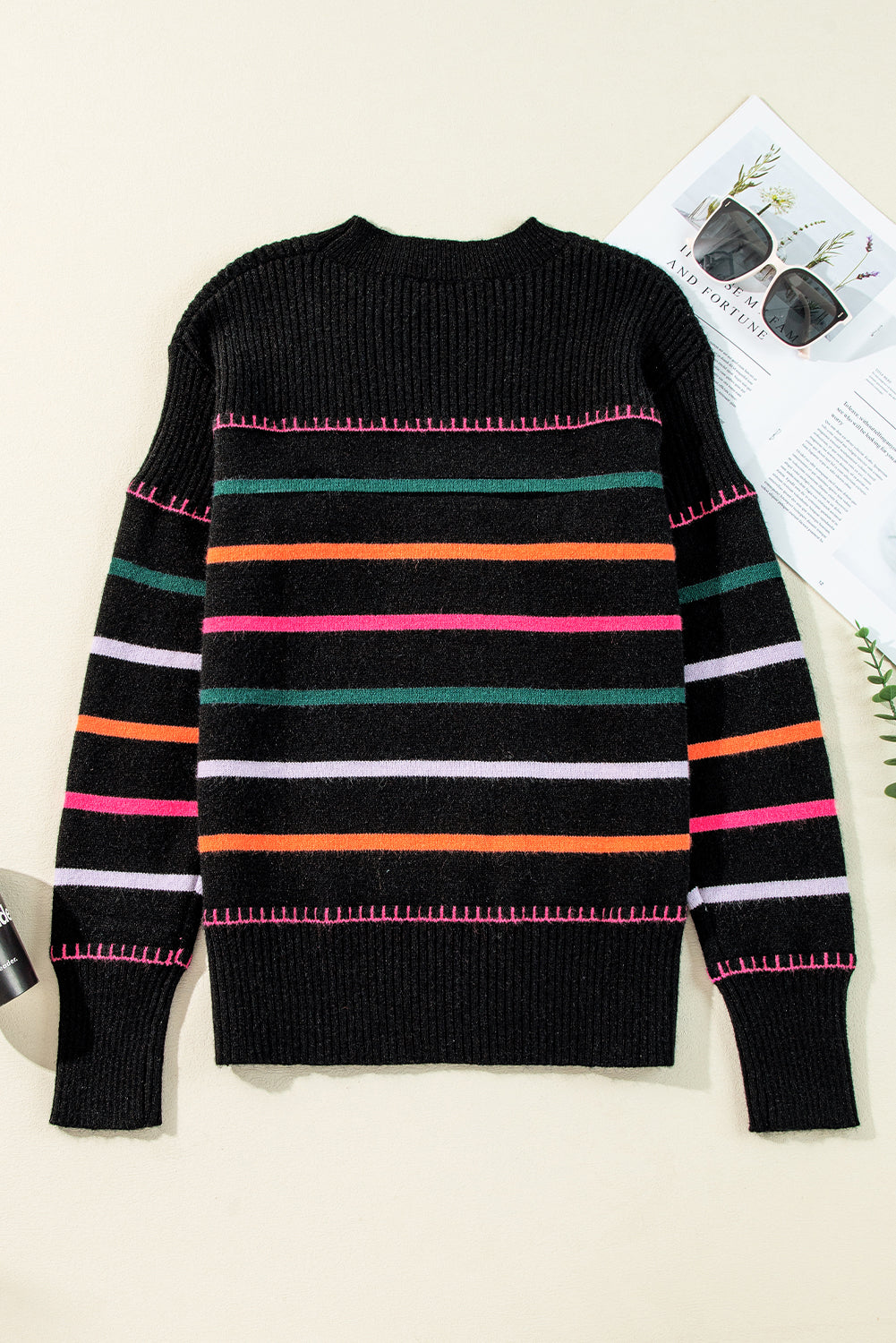 Schwarzer Pullover mit bunten Streifen und Rippenbesatz