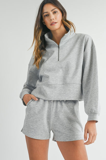 Hellgraues Set aus Sweatshirt und Shorts mit Stehkragen und Reißverschluss