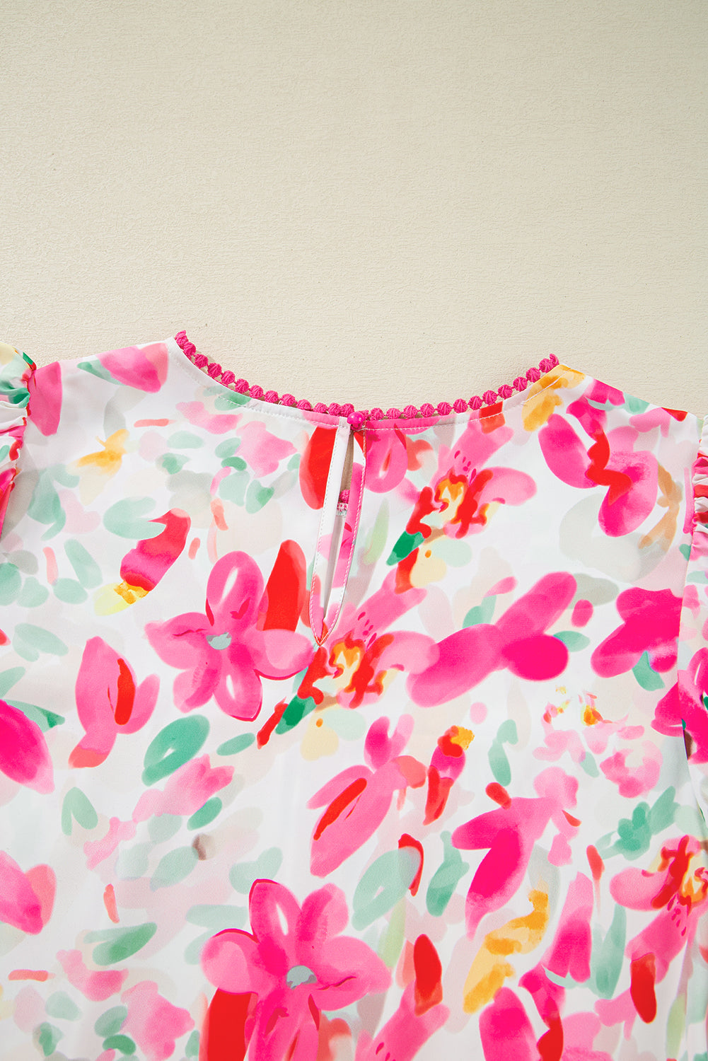Lässige Bluse mit Rosen-Blumendruck, Flatterärmeln und Rundhalsausschnitt