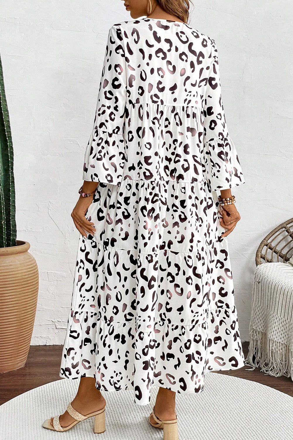 Weißes Maxikleid mit Leopardenmuster und V-Ausschnitt und lockerer Passform