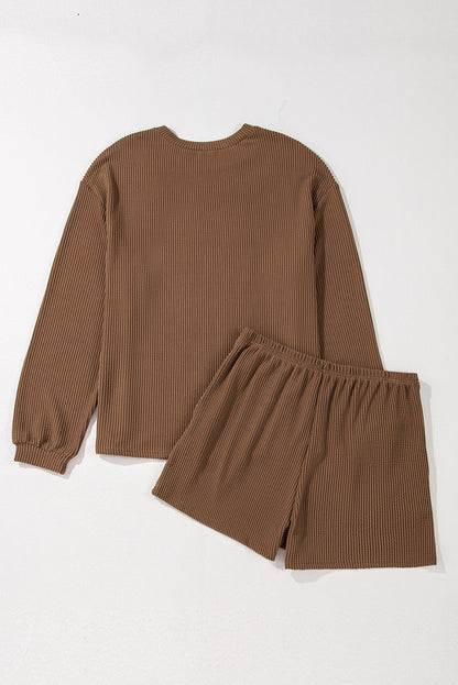 Kastanienbraunes Set aus langärmligem Strickoberteil und Shorts mit hoher Taille