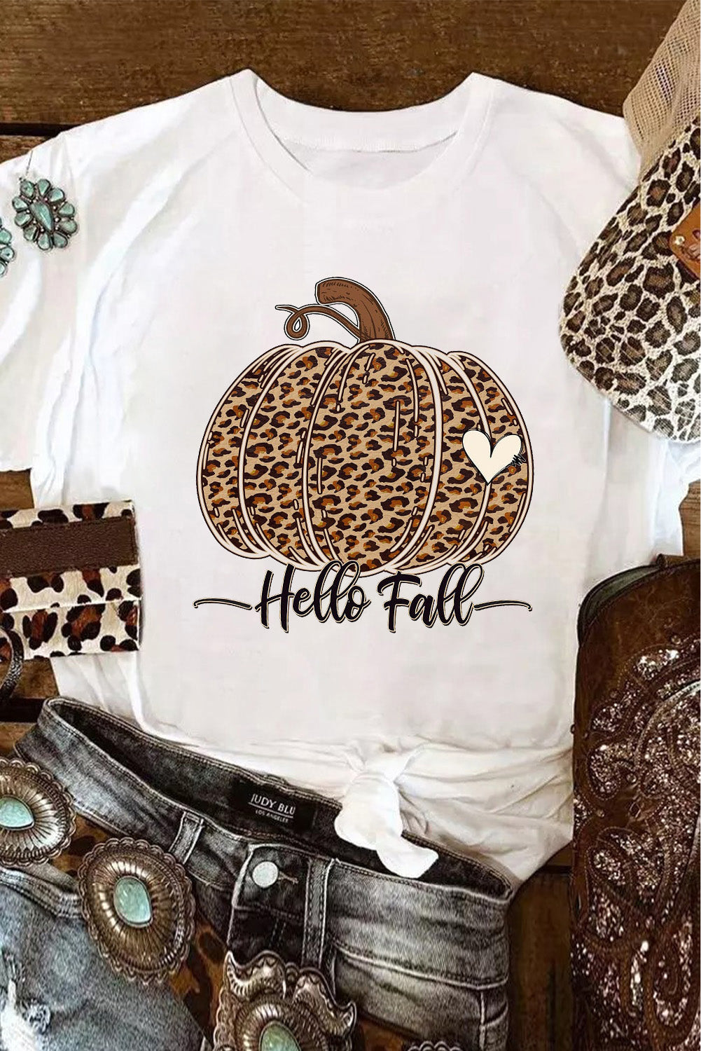 Weißes T-Shirt mit „Hello Fall“-Print und Leoparden-Kürbis-Motiv