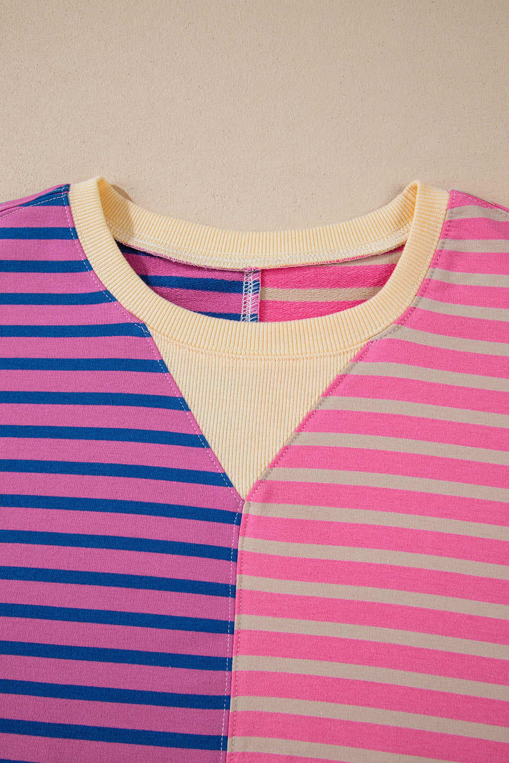 Rosa gestreiftes, lässiges, gestreiftes Colorblock-Sweatshirt mit überschnittener Schulter