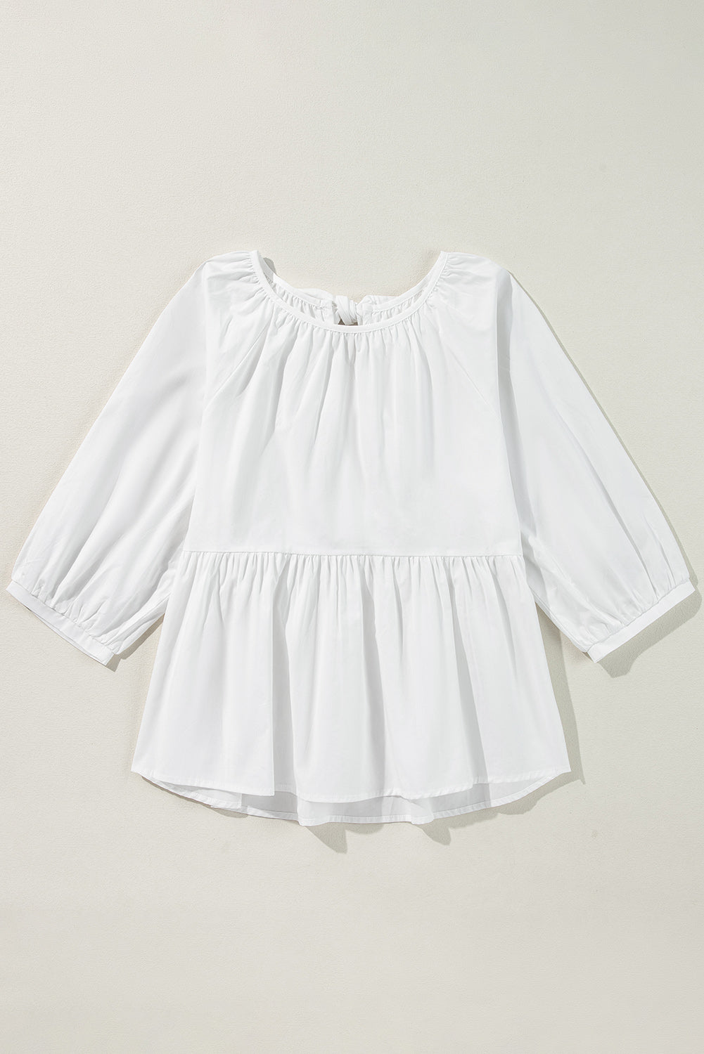 Weiße Bluse mit 3/4-Ärmeln und Schleife und Cut-Out auf der Rückseite