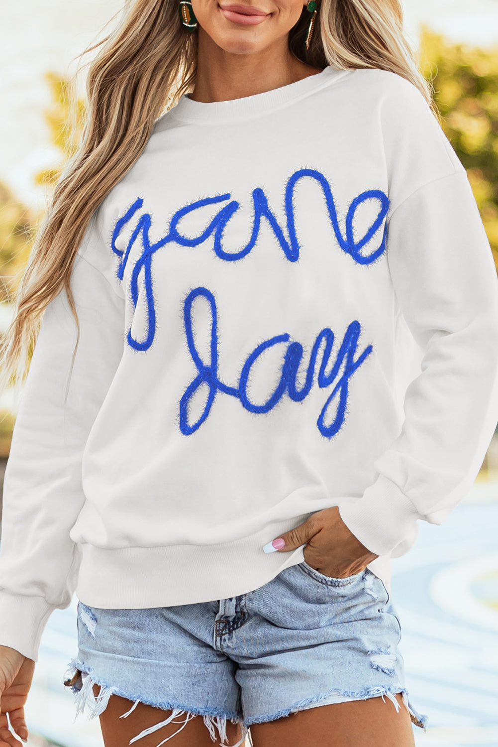 Weißes Lametta-Sweatshirt mit Game Day-Grafik und überschnittener Schulter