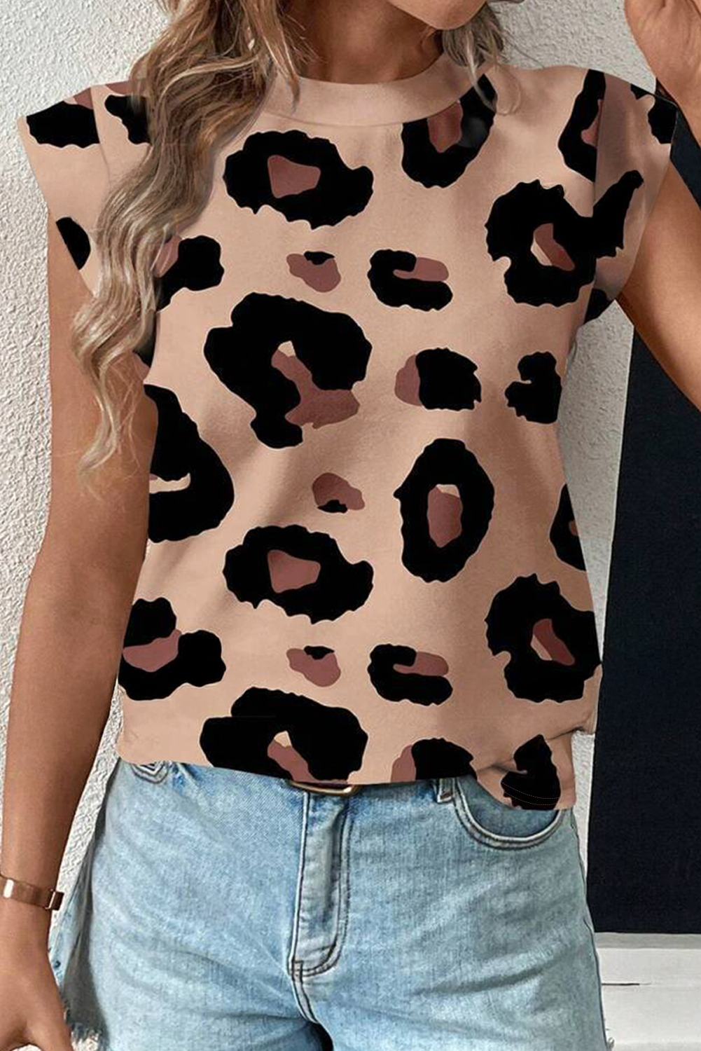 Khakifarbenes, lässiges T-Shirt mit Rundhalsausschnitt und Flügelärmeln und Leopardenmuster