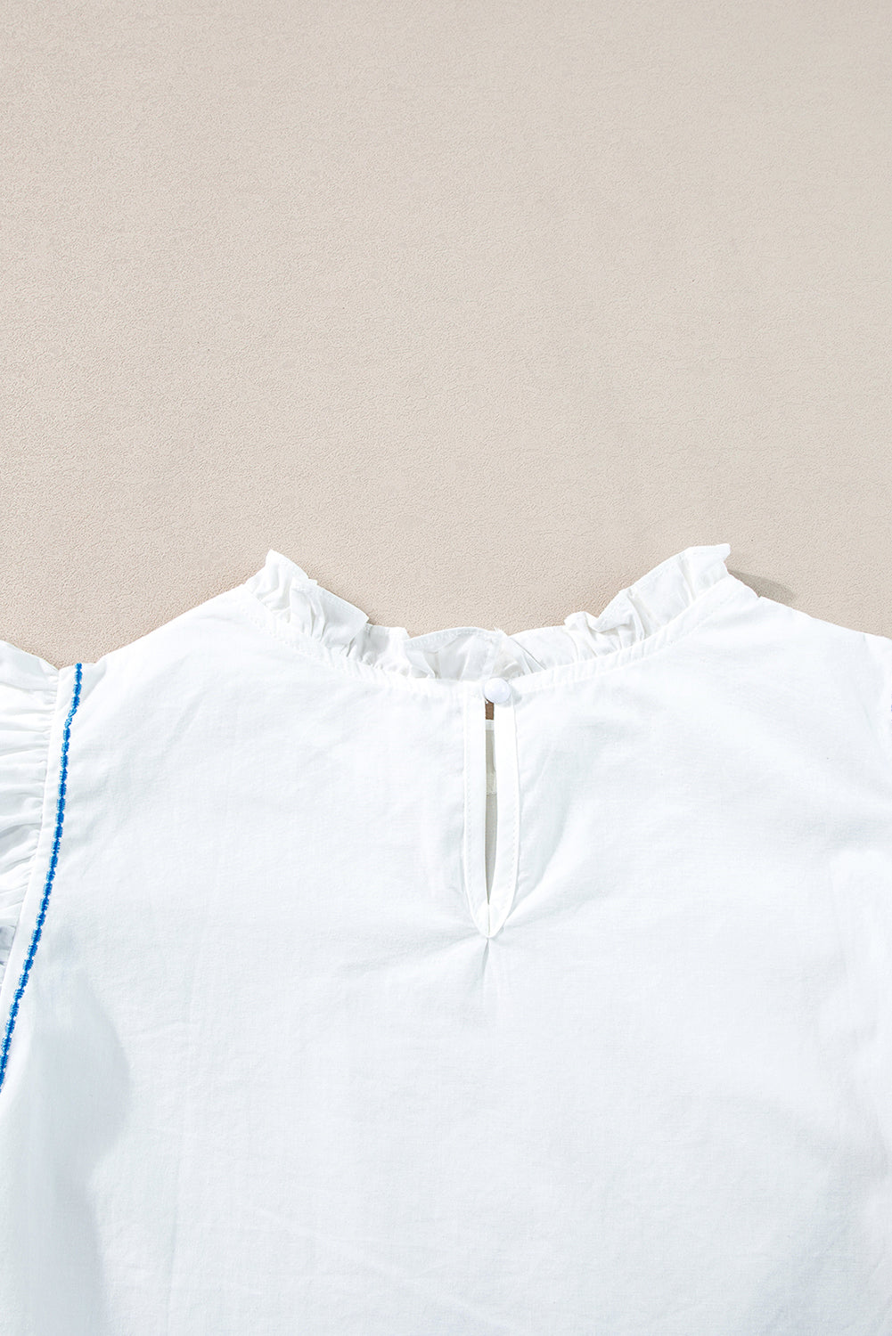 Weiße Bluse mit bestickten Rüschenärmeln und Rüschenkragen