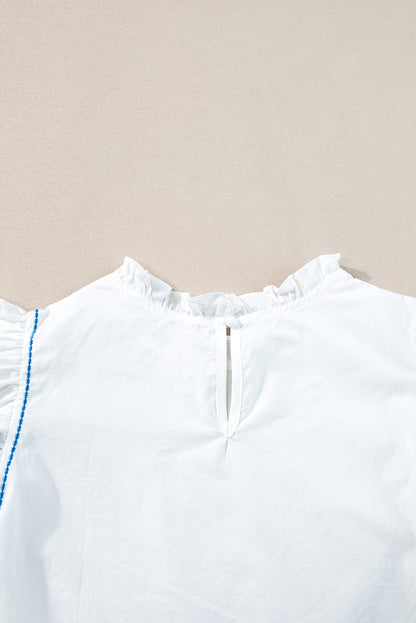 Weiße Bluse mit bestickten Rüschenärmeln und Rüschenkragen