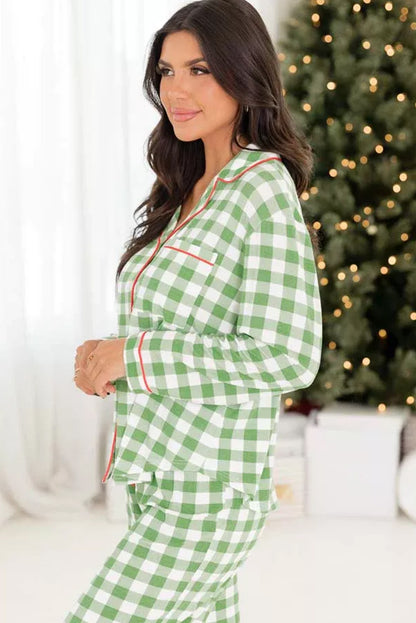 Hellgrünes Pyjama-Set mit Hemd und Hose mit weihnachtlichem Karomuster