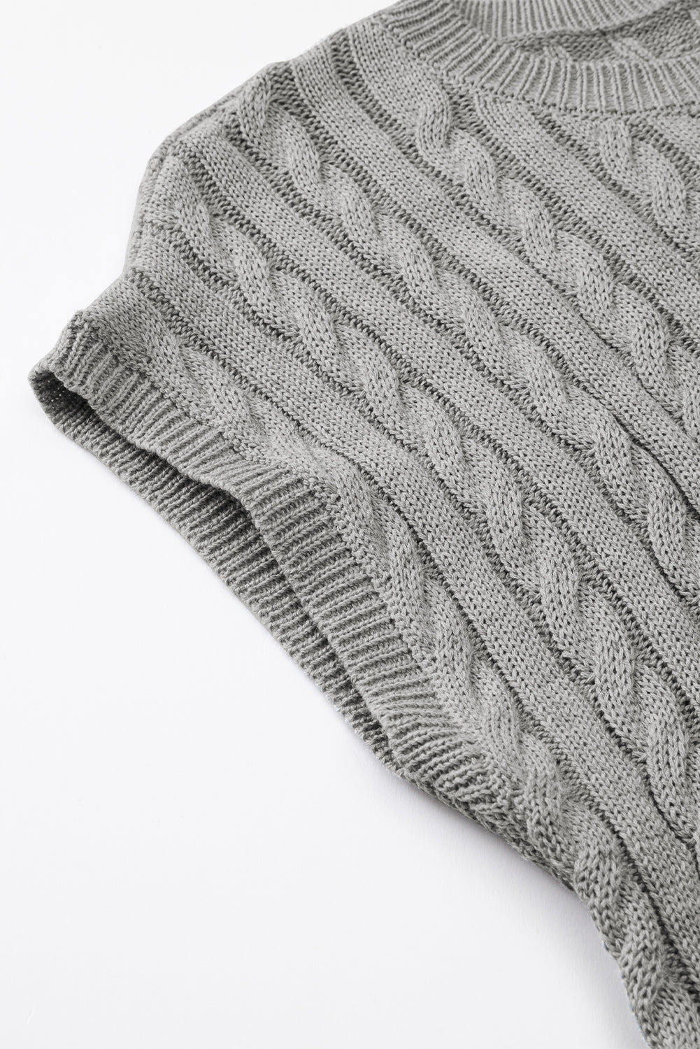 Grauer, kurzärmliger Pullover mit Rundhalsausschnitt und Zopfmuster