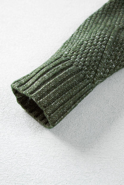 Locker sitzendes Pulloverkleid mit Zopfmuster und überschnittener Schulter in Nebelgrün