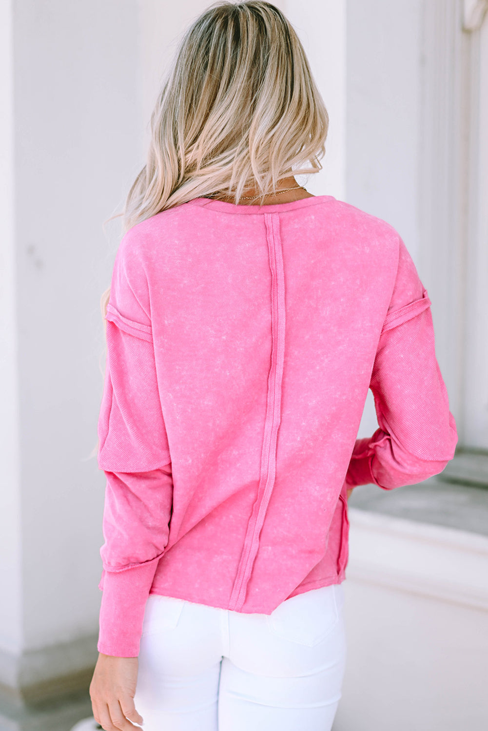 Pullover-Sweatshirt in Herzform mit Rosenpailletten und sichtbaren Nähten