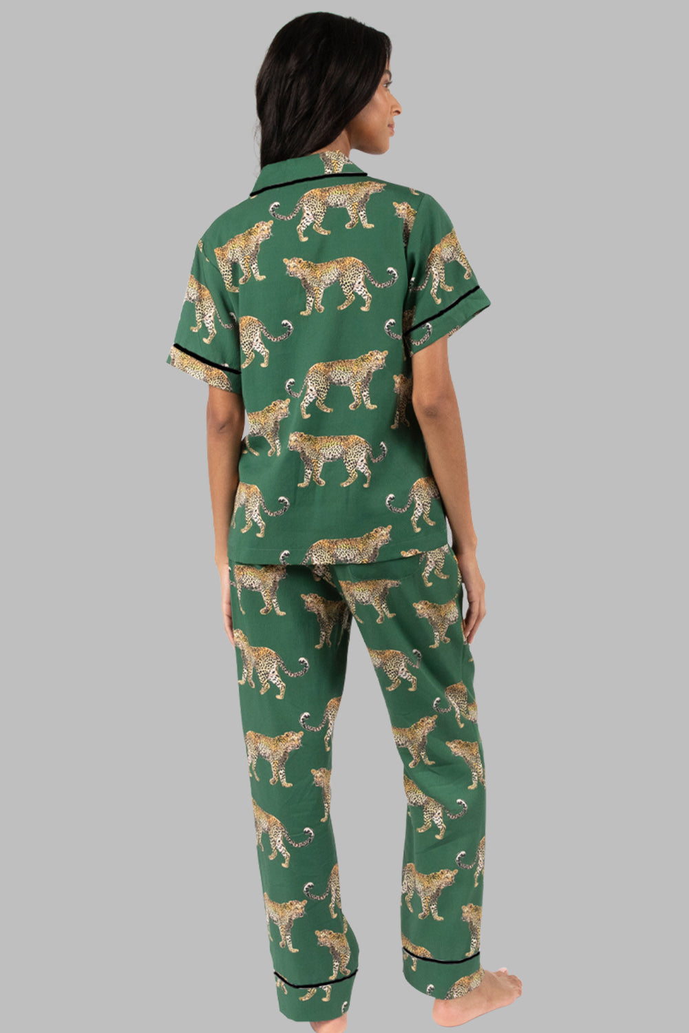 Grünes Pyjama-Set mit kurzärmligem Hemd und Hose im Gepardenmuster