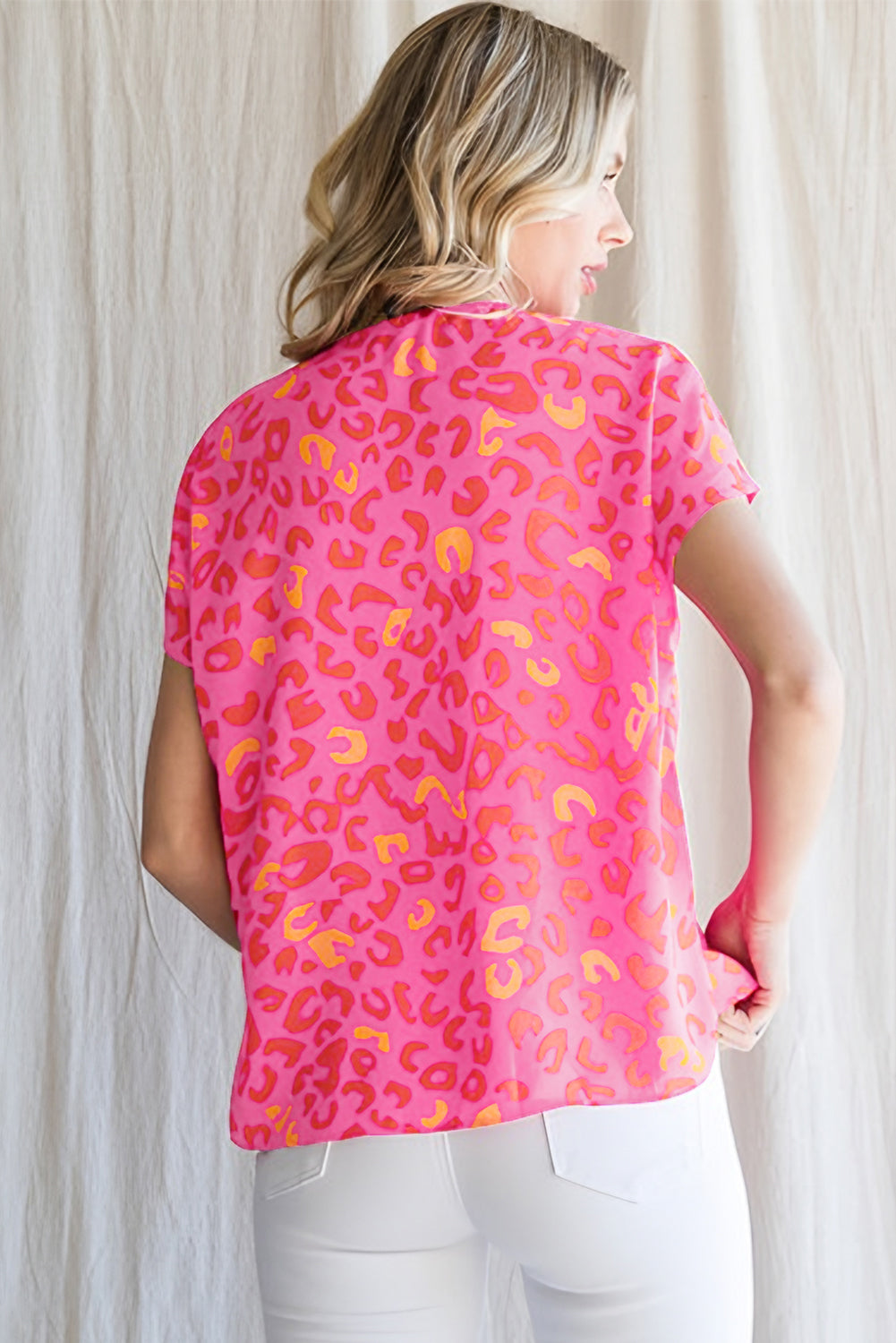 Rosa Bluse mit V-Ausschnitt und Leopardenmuster