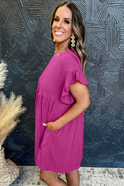 Rosarotes strukturiertes Minikleid mit Rüschen und kurzen Ärmeln